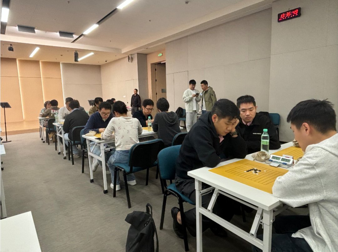 对局双方在计时器前长考