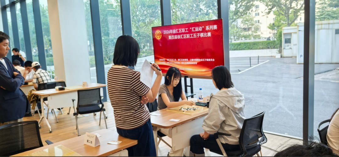 比赛现场，大屏显示赛事信息